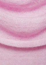 Jersey de punto fino en color rosado, con diseño de hombros descubiertos y detalle fruncido en la parte superior. Presenta manga larga y un ajuste entallado.