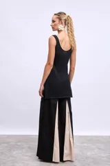 Blusa marrón de punto con breteles anchos.