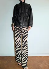 Pantalón largo de viscosa con estampado animal print tipo cebra en tonos beige y negro, de corte recto y holgado.