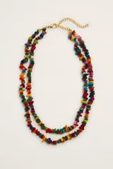 Collar doble de piedras irregulares de nácar multicolor con cadena de ajuste y cierre de mosquetón dorado.