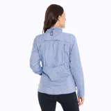 Campera técnica de mujer con cuello alto y cierre frontal completo. Presenta un diseño híbrido con panel frontal acolchado con patrón de espiga y mangas y espalda en tejido liso. Incluye bolsillos laterales y elástico ajustable en la cintura.