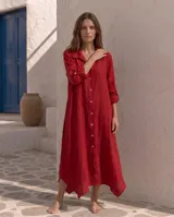 Vestido camisero largo y amplio, color rojo, de manga larga con presilla para arremangar, cuello camisero y cierre frontal con botones de nácar.