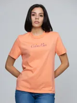 Remera de algodón color naranja con cuello redondo, manga corta y logo de Calvin Klein estampado en el pecho.