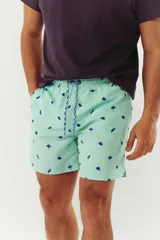 Short de baño azul con franjas horizontales en celeste y azul claro. Cuenta con cintura elástica ajustable con cordón, dos bolsillos laterales y uno trasero.