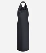 Vestido midi de satén color negro, con escote degagê drapeado y espalda abierta con tiras ajustables. Presenta un corte fluido y elegante.