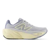Championes de running New Balance More V5, color gris claro con detalles en celeste y amarillo. Cuentan con entresuela Fresh Foam X y suela de goma.