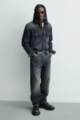 Bota tipo derby con cordones, confeccionada con acabado efecto desgastado. Presenta horma redonda y suela gruesa con diseño track.