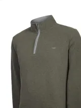 Buzo de hombre color verde oliva, tejido de punto, con cuello alto y cierre frontal parcial con cremallera gris.