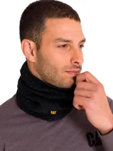 Cuello polar Caterpillar de color negro, con diseño texturizado en relieve y etiqueta pequeña con el logo de la marca en amarillo.