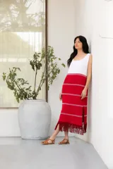Vestido rojo y blanco tejido en hilado de algodón con flecos de gamuza.