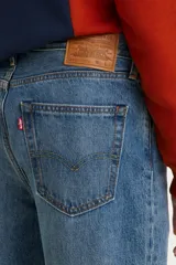 Jeans de corte holgado y tiro medio, confeccionados en denim de algodón con un ligero toque de elastano. Presentan un lavado medio clásico, diseño de cinco bolsillos y cierre frontal con botón y cremallera.