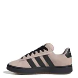 Championes Adidas modelo Grand Court Alpha, con diseño inspirado en el tenis retro. Presentan una capellada de cuero sintético en tono taupe, con las icónicas tres tiras laterales en negro, cordones negros y suela de goma negra.