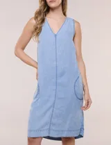 Vestido midi sin mangas de corte recto y calce fluido confeccionado en lyocell con lavado suave, escote en V y amplios bolsillos laterales de corte redondeado aplicados al frente.