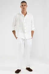 Pantalón de lino blanco con cintura elástica y cordón ajustable. Corte recto y holgado.
