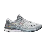 Championes de running Asics modelo Gel-Kayano 28 Platinum, color gris claro con detalles iridiscentes en el logo y el talón. Presentan tecnología FF Blast en la entresuela y sistema de amortiguación Gel.
