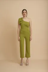 Enterito largo color verde oliva, de un hombro, con moño grande en el hombro.