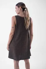 Vestido corto marrón sin mangas, con cuello redondo y corte evasé.