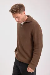 Sweater verde oscuro de punto con cuello alto y cierre de cremallera parcial. Tejido de canalé vertical.