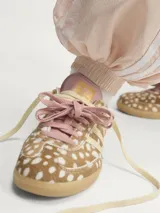 Championes Adidas Samba OG W con exterior de cuero efecto pelo con estampado animal print tipo cervatillo, franjas laterales en color tostado y suela de goma.