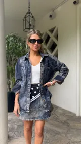 Camisa de denim celeste con efecto lavado y corte holgado.