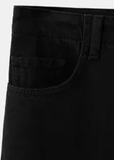 Jeans de corte recto y tiro medio-alto, color negro, confeccionados 100% en algodón.