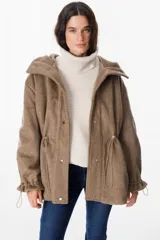 Campera de paño con capucha, cierre frontal con botones a presión y cordones ajustables en la cintura. Presenta un diseño de corte recto con mangas largas y puños ajustables.