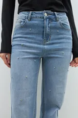Pantalón de jean celeste de corte recto, con apliques de perlas en la parte delantera.
