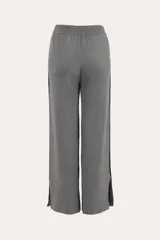 Pantalón de punto color gris, de corte recto y holgado, con cintura elástica y cordón ajustable.