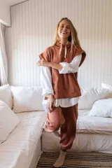 Pantalón de jogging azul con cintura elástica y puños ajustados.