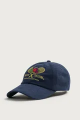 Gorra azul marino con efecto lavado, confeccionada en algodón, con bordado frontal de raquetas de tenis cruzadas con frutas y logo "Fruit of the Loom".