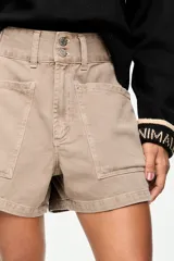 Short de gabardina color marrón, de tiro alto con cierre de dos botones, bolsillos delanteros aplicados con solapa y pasadores para cinturón.