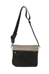 Bandolera negra con correa larga regulable.