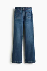 Pantalón jean de denim azul oscuro, tiro alto, corte acampanado y bolsillos frontales de parche.
