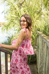 Falda larga de lino con estampado ikat en tonos rosa y blanco, de corte irregular y cierre invisible en el lateral.