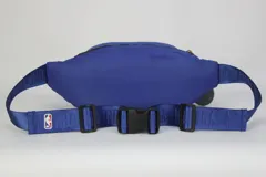 Riñonera azul con correa regulable, logo de los New York Knicks y doble cierre.