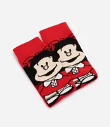 Medias de caña larga de color rojo con estampado del personaje Mafalda, confeccionadas en mezcla de algodón y poliéster.