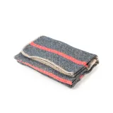 Bufanda de tejido grueso con diseño de rayas horizontales en tonos beige, gris y detalles en rojo.
