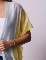 Kimono Barrington con estampado de rayas horizontales en tonos azul, rosa y dorado.