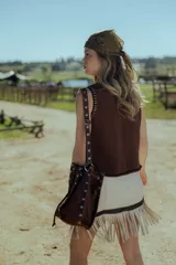 Minifalda color crema de cuero ovino con flecos y detalles en cuero marrón. Cierre frontal con cremallera. Estilo country.