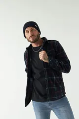 Sobrecamisa polar a cuadros azul marino, con bolsillos tipo cartera y laterales, logo en grifa de goma y fit regular.