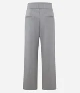 Pantalón recto de malla de viscosa y poliéster a rayas verticales, con cintura alta, detalle de ribete lateral y cierre frontal con botones y cremallera.