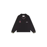 Remera polo de manga larga de color negro con cuello en V, detalles en tono dorado en el cuello y puños, y bordados decorativos en el pecho.
