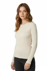 Remera de manga larga con cuello redondo a la base, confeccionada en tejido de punto acanalado.