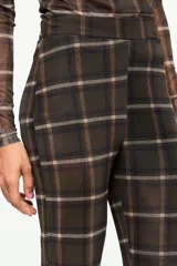 Pantalón flare de tul estampado con patrón de cuadros en tonos marrones y negros, tiro alto y silueta ajustada que se ensancha en la parte inferior.