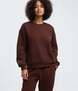 Pantalón jogger de corte holgado confeccionado en tejido fleece color beige, con cintura elástica y puños ajustados en el bajo. Cuenta con bolsillos laterales.