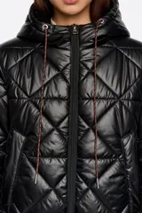 Abrigo largo de corte recto confeccionado en tejido técnico acolchado con diseño de rombos, cierre frontal con cremallera, cuello subido con capucha integrada, manga larga con puño elástico y bolsillos laterales.