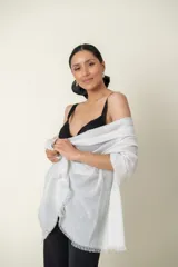 Chal plisado color dorado con lurex y terminación de hilos finos cortos.