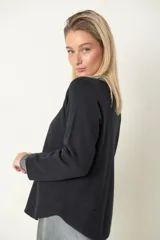 Buzo italiano marrón de viscosa y poliamida, de tacto suave. Modelo corto de costado y cuello bote.