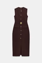 Vestido midi sin mangas de cuello redondo, con cierre frontal de botones dorados y cinturón integrado con hebilla metálica. Presenta bolsillos delanteros con solapa y una abertura en el bajo frontal.