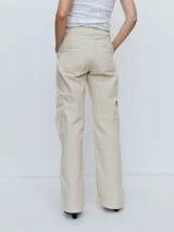 Pantalón cargo color beige, de corte recto y tiro alto.
